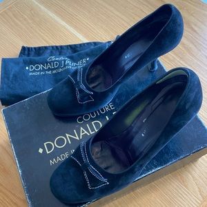 DONALD J PLINER Black Suede Pumps with White Bow Topstitching Sz 8-1/2 M